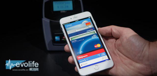 　　蘋果ApplePay業(yè)務(wù)雖然在美國地區(qū)開展已經(jīng)有一段時間了，不過目前有消息表明，美國人民對其并不買賬，根據(jù)市場調(diào)研機(jī)構(gòu)AiteGroup公布的數(shù)據(jù)顯示，ApplePay目前僅占美國所有零售交易量的1%，這一數(shù)據(jù)和蘋果官方聲稱的“勢頭極為強(qiáng)勁”有較大的差距。  　　占有率僅為1%ApplePay要靠入駐星巴克和肯德基挽回敗局？  　　ApplePay的推廣受阻與零售店普及有密不可分的關(guān)系，礙于對于新技術(shù)的抵觸和成本考慮，零售商對于更新刷卡中端始終抱有抵觸情緒，蘋果并不是第一個在移動支付領(lǐng)域受挫的科技巨頭，早在2013年谷歌就推出了同樣基于NFC技術(shù)的GoogleWallet業(yè)務(wù)，但時至今日其在移動支付的影響力仍然處于幾乎忽略不計的狀態(tài)，而三星自家的SamsungPay無疑也遭遇了這樣的窘境。  　　占有率僅為1%ApplePay要靠入駐星巴克和肯德基挽回敗局？  　　不過蘋果自然也不會對這樣的局面不為所動，今天就有報道稱，蘋果將在2016年完成于星巴克、肯德基和Chili’s的合作，屆時全美各地的星巴克、肯德基門店將支持ApplePay支付，如果合作順利，相信對于提升ApplePay的占有率肯定有所幫助，畢竟目前移動支付已經(jīng)達(dá)到了星巴克門店交易總額的20%。