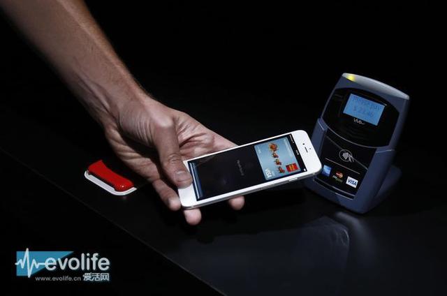 　　蘋果ApplePay業(yè)務(wù)雖然在美國地區(qū)開展已經(jīng)有一段時間了，不過目前有消息表明，美國人民對其并不買賬，根據(jù)市場調(diào)研機(jī)構(gòu)AiteGroup公布的數(shù)據(jù)顯示，ApplePay目前僅占美國所有零售交易量的1%，這一數(shù)據(jù)和蘋果官方聲稱的“勢頭極為強(qiáng)勁”有較大的差距。  　　占有率僅為1%ApplePay要靠入駐星巴克和肯德基挽回敗局？  　　ApplePay的推廣受阻與零售店普及有密不可分的關(guān)系，礙于對于新技術(shù)的抵觸和成本考慮，零售商對于更新刷卡中端始終抱有抵觸情緒，蘋果并不是第一個在移動支付領(lǐng)域受挫的科技巨頭，早在2013年谷歌就推出了同樣基于NFC技術(shù)的GoogleWallet業(yè)務(wù)，但時至今日其在移動支付的影響力仍然處于幾乎忽略不計的狀態(tài)，而三星自家的SamsungPay無疑也遭遇了這樣的窘境。  　　占有率僅為1%ApplePay要靠入駐星巴克和肯德基挽回敗局？  　　不過蘋果自然也不會對這樣的局面不為所動，今天就有報道稱，蘋果將在2016年完成于星巴克、肯德基和Chili’s的合作，屆時全美各地的星巴克、肯德基門店將支持ApplePay支付，如果合作順利，相信對于提升ApplePay的占有率肯定有所幫助，畢竟目前移動支付已經(jīng)達(dá)到了星巴克門店交易總額的20%。