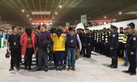 假華為商城詐騙兩千萬 警方押解騙子用了一節(jié)車廂