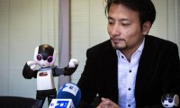 夏普擬下月發(fā)售人形智能手機 揭示未來手機模樣