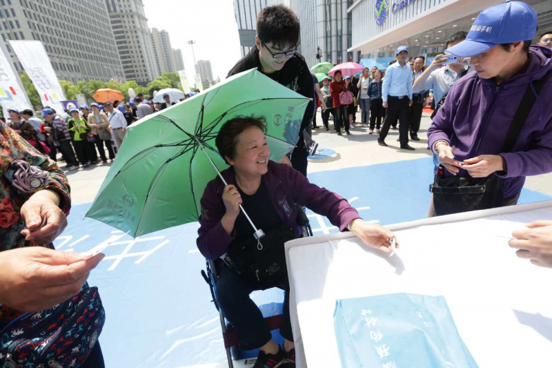 樂視二代手機千城萬店現貨首銷 樂迷風雨無阻掀搶購熱潮