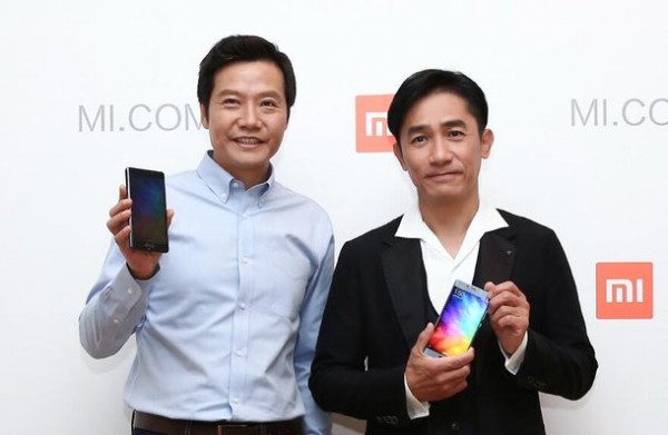梁朝偉現(xiàn)身小米Note 2發(fā)布會:手持新機與雷軍合照