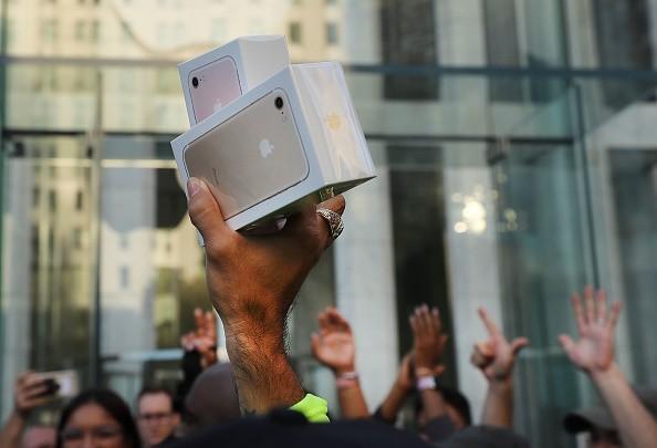 iPhone采用OLED是大勢(shì)所趨？高價(jià)格或成絆腳石