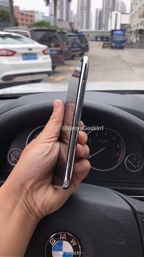 iPhone 8原型機流出 玻璃機身+豎向雙攝