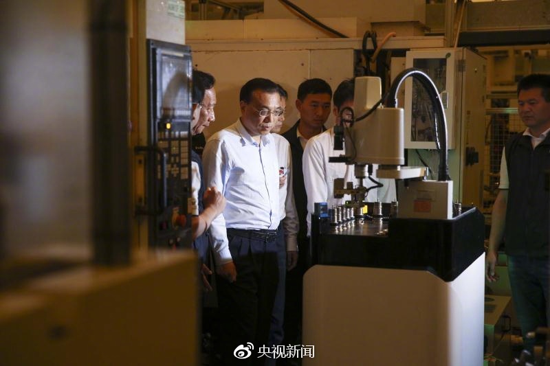 李克強(qiáng)考察鄭州富士康科技園 與郭臺(tái)銘駐足交談