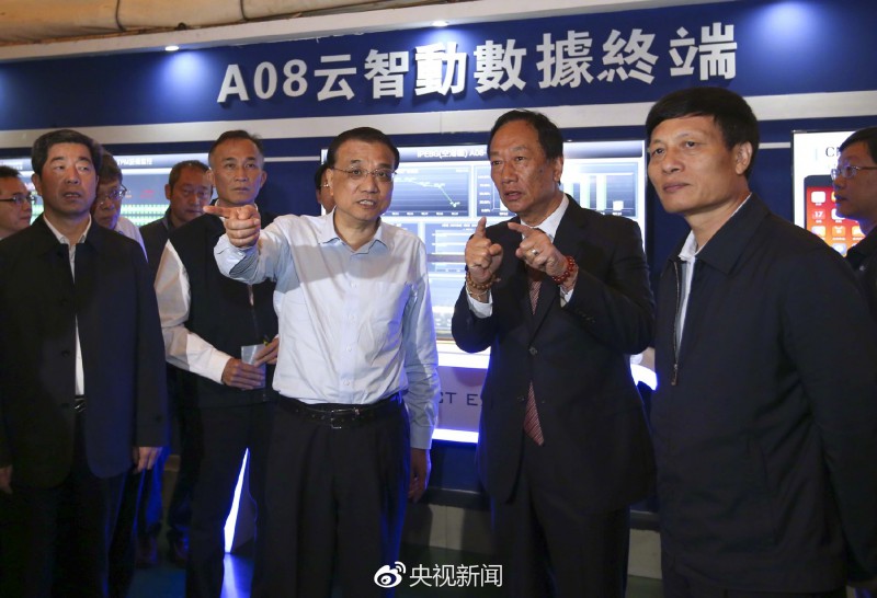 李克強(qiáng)考察鄭州富士康科技園 與郭臺(tái)銘駐足交談