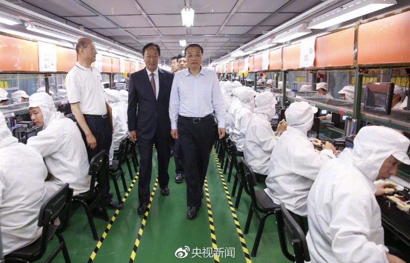 李克強(qiáng)考察鄭州富士康科技園 與郭臺(tái)銘駐足交談