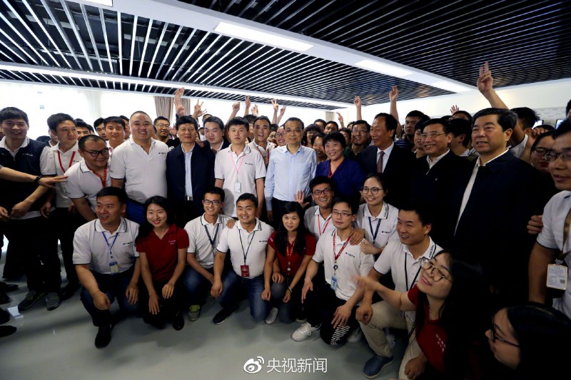 李克強(qiáng)考察鄭州富士康科技園 與郭臺(tái)銘駐足交談