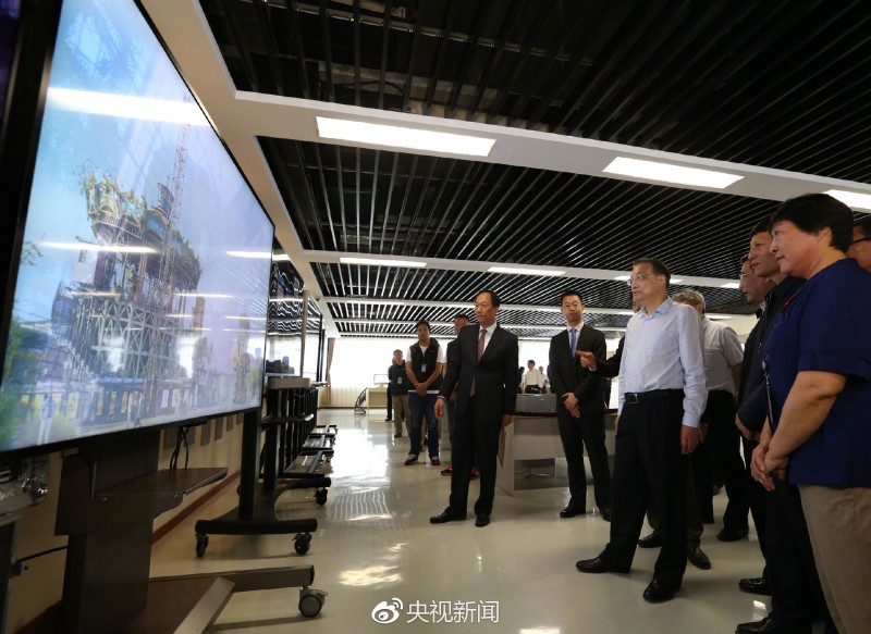 李克強(qiáng)考察鄭州富士康科技園 與郭臺(tái)銘駐足交談
