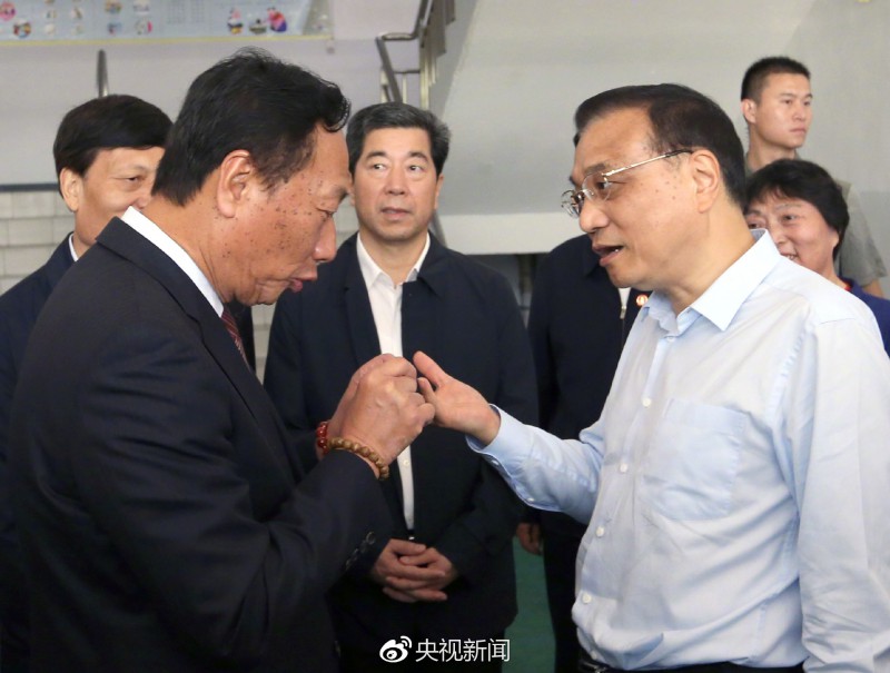 李克強(qiáng)考察鄭州富士康科技園 與郭臺(tái)銘駐足交談
