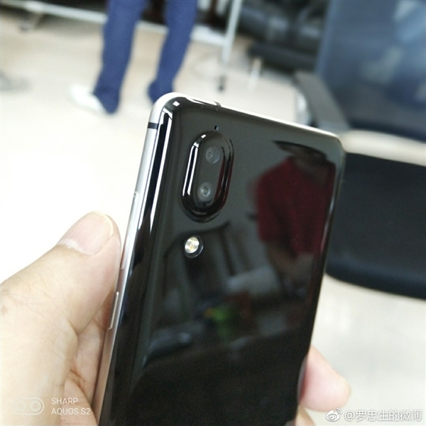 夏普全面屏新機再曝:全球首次在3D玻璃上浮雕Logo
