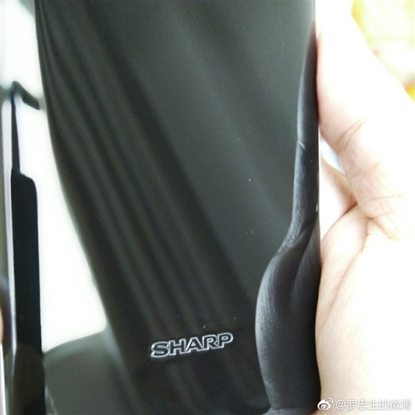 夏普全面屏新機再曝:全球首次在3D玻璃上浮雕Logo