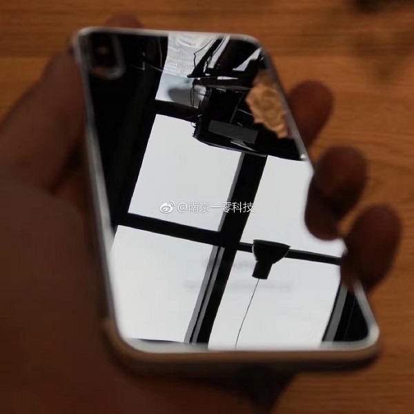 告別“亮黑”煩惱？iPhone 8背殼玻璃讓它不容易被刮花