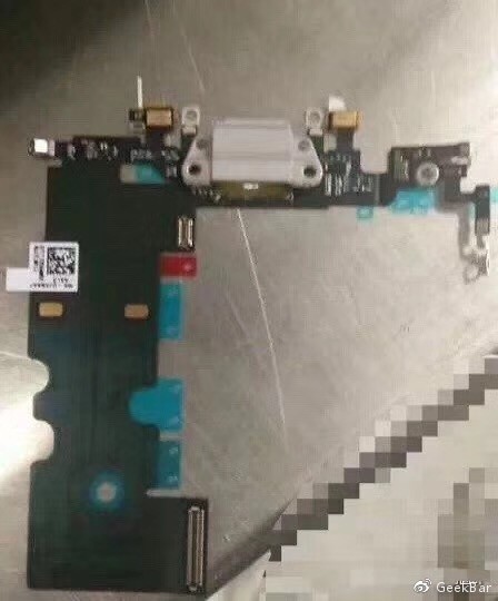 顯示行業(yè)最大驚喜，iPhone8 顯示模組爆光