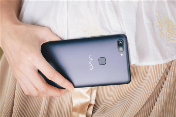 vivo X20全面屏手機(jī)走向時(shí)尚前沿，攜手王子文出席巴黎時(shí)裝周