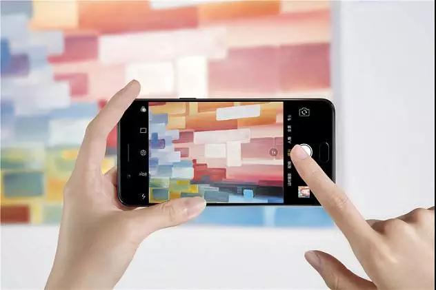 巴基斯坦日?qǐng)?bào): 雙攝像頭拍照手機(jī)OPPO F3引領(lǐng)全國(guó)性新潮流