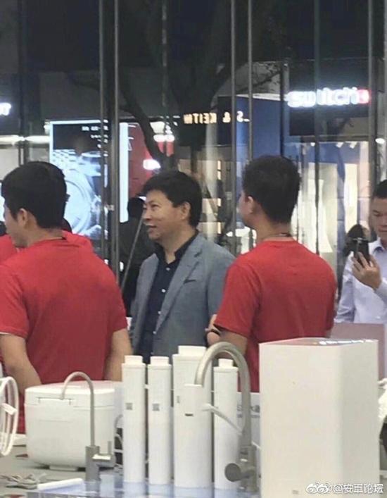 搞事情？華為余承東現(xiàn)身深圳小米之家旗艦店