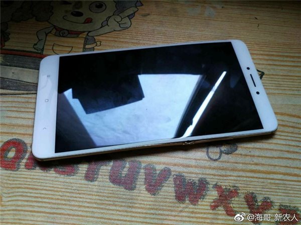 小米Max2車禍被撞彎，掰直還能打電話