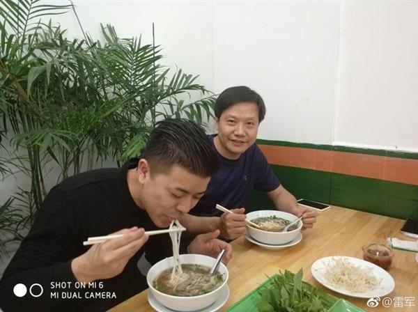 雷軍曬照：越南吃河粉，米粉送斗笠！網(wǎng)友直呼太接地氣了