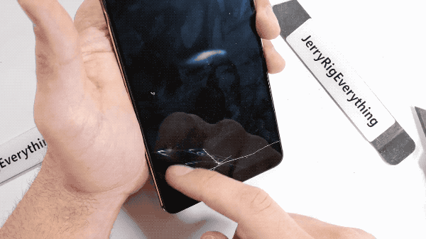 vivo X20Plus UD版暴力測(cè)試:屏下指紋無懼劃痕