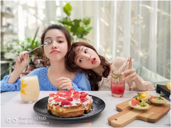vivo X21屏幕指紋手機(jī)正式推出，AI智慧拍照厲害了