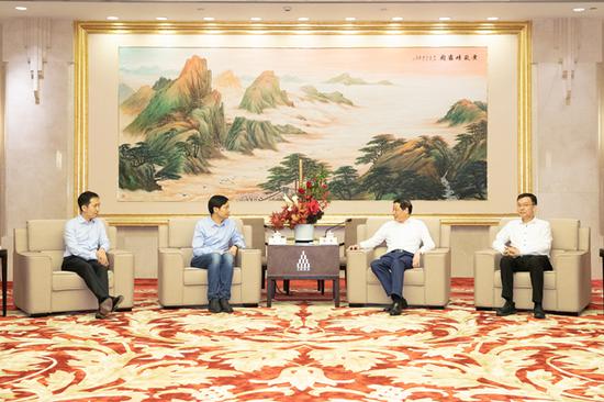 上海市政府與小米集團(tuán)簽署戰(zhàn)略合作框架協(xié)議