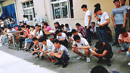 投資人臥底工廠調(diào)查藍領:他們真喜歡快手拼多多嗎