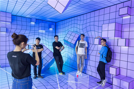 全新vivo X23亮相天翼展，時(shí)尚外觀吸引眾人圍觀