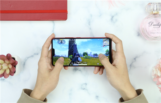 vivo Z1青春版上手體驗(yàn)：時(shí)尚外觀，旗艦實(shí)力