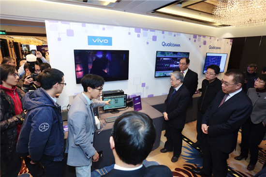 vivo業(yè)內(nèi)首次公開展示5G手機，微信等常用應用已可使用