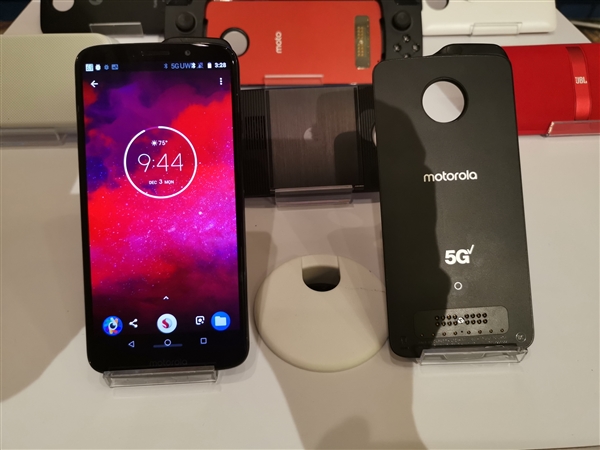 聯(lián)想秀全球首款5G手機(jī)Moto Z3:模塊升級(jí) 筆記本也能用