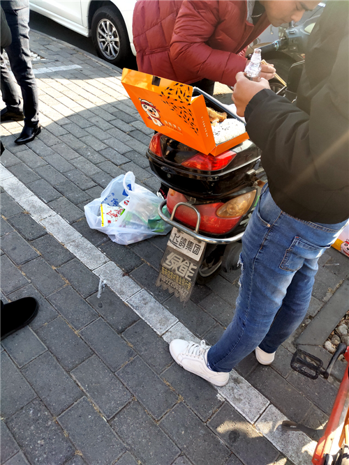 錘子供應(yīng)商的討債路：吃著盒飯、輪班倒