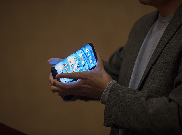 CES 2019:中國(guó)廠商柔宇科技展示可折疊手機(jī)