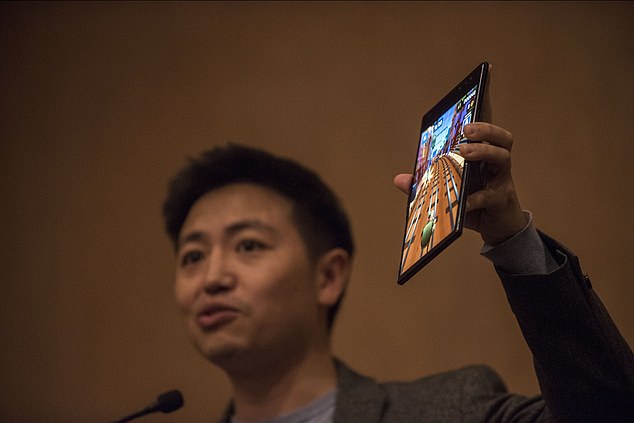 CES 2019:中國(guó)廠商柔宇科技展示可折疊手機(jī)