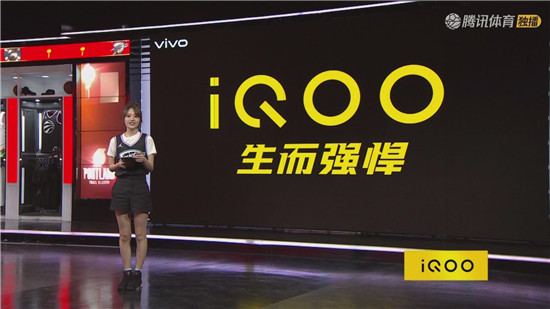 藍(lán)色硬朗線條風(fēng) iQOO真機現(xiàn)身NBA全明星賽直播間