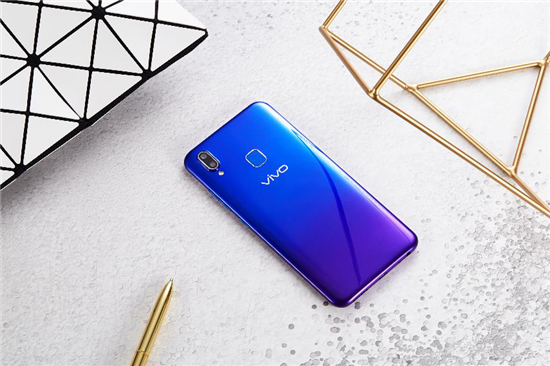 vivo U1真機圖賞：靈動水滴屏+科技美學(xué)，千元品質(zhì)典范