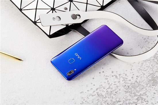 vivo U1真機圖賞：靈動水滴屏+科技美學(xué)，千元品質(zhì)典范