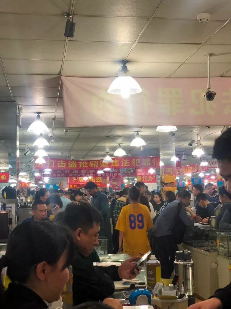 深圳華強北關鋪潮調查：有人年入百萬，有人9個檔口關至2個