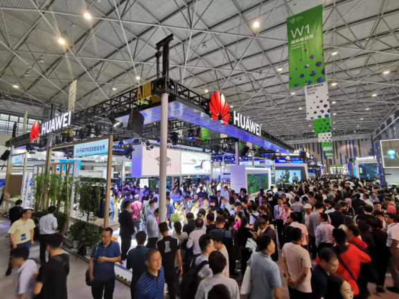 華為5G基站發(fā)貨量超過10萬個，引領(lǐng)全球5G規(guī)?；逃? width=