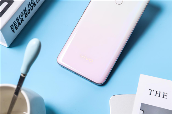 全新漸變色設(shè)計，vivo Z5x幻彩粉再造色彩美學(xué)