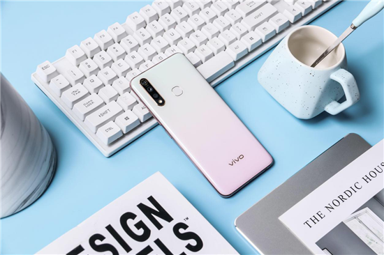 全新漸變色設(shè)計，vivo Z5x幻彩粉再造色彩美學(xué)