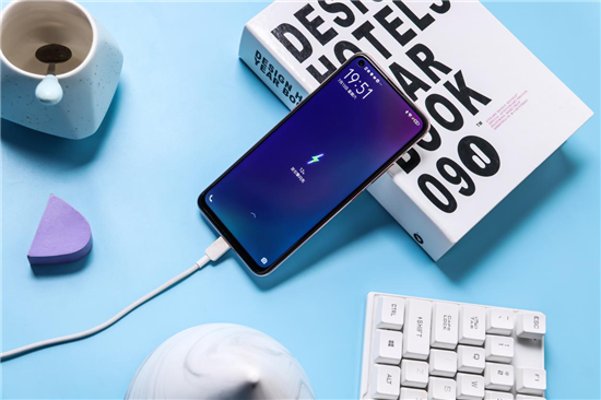 全新漸變色設(shè)計，vivo Z5x幻彩粉再造色彩美學(xué)