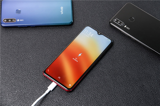 續(xù)航全新升級(jí)，vivo U3x圖賞：時(shí)尚設(shè)計(jì)一見(jiàn)傾心