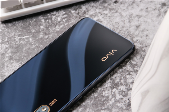好看與好用可同時(shí)兼顧，vivo Y7s琉璃黑新品開(kāi)售