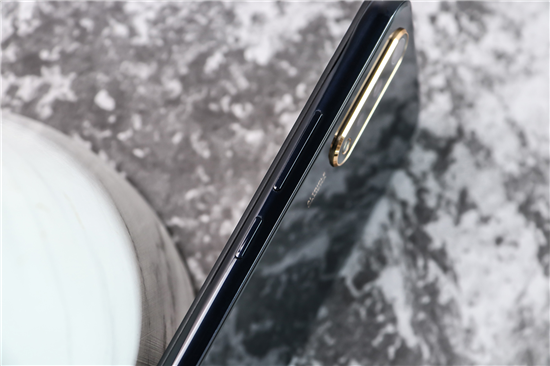 好看與好用可同時(shí)兼顧，vivo Y7s琉璃黑新品開(kāi)售