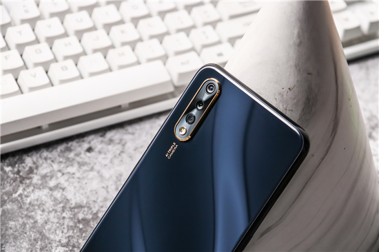 好看與好用可同時(shí)兼顧，vivo Y7s琉璃黑新品開(kāi)售