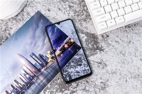 好看與好用可同時(shí)兼顧，vivo Y7s琉璃黑新品開(kāi)售