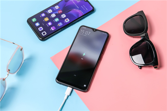 讓美更深邃！閃充強(qiáng)續(xù)航vivo Y3 4GB+64GB版新配色正式開(kāi)售