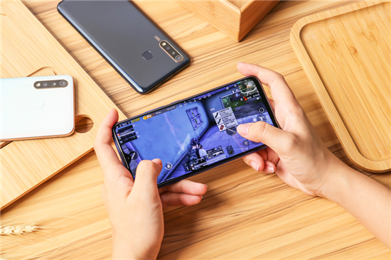 5000mAh大電池+18W雙引擎閃充，千元優(yōu)品vivo U3續(xù)航無憂