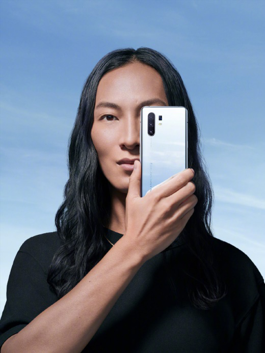 2020時尚出街必備？眾多明星曬vivo X30系列aw聯(lián)名限定版手機